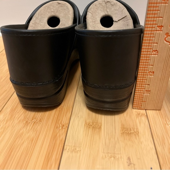 Dansko Black Leather Clogs size 41/ 11 Wide - Picture 2 of 6